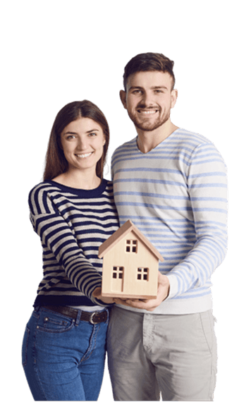Casal com maquete de casa