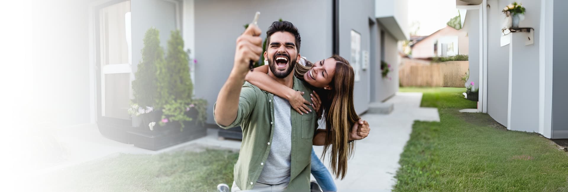 Casal comemorando com chave na mão